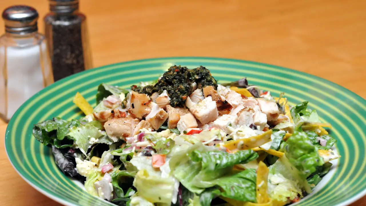 Mencicipi Salad Ala Amerika yang Menggugah Selera di Applebee's