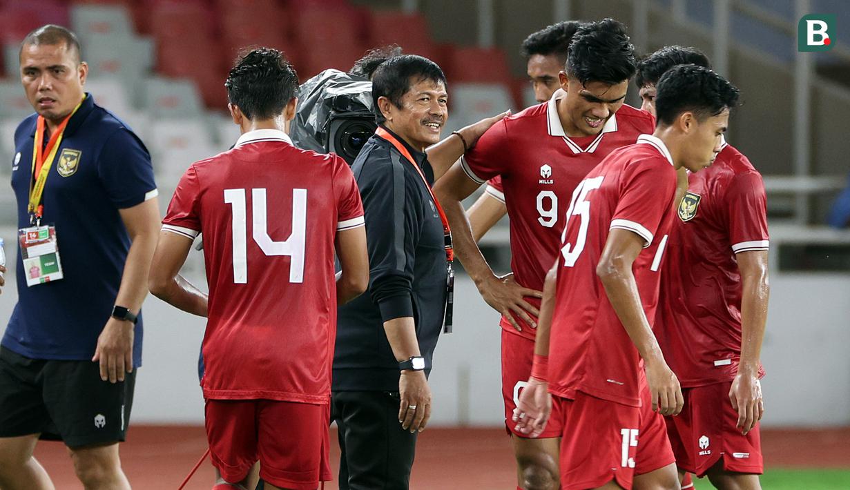 Pelatih Timnas Indonesia U-22, Indra Sjafri, memberikan instruksi kepada para pemain dalam pertandingan uji coba timnas Indonesia U-22 melawan Lebanon yang berlangsung di Stadion Utama Gelora Bung Karno (SUGBK), Jakarta, Jumat (14/4/2023). (Bola.com/Abdul Aziz)