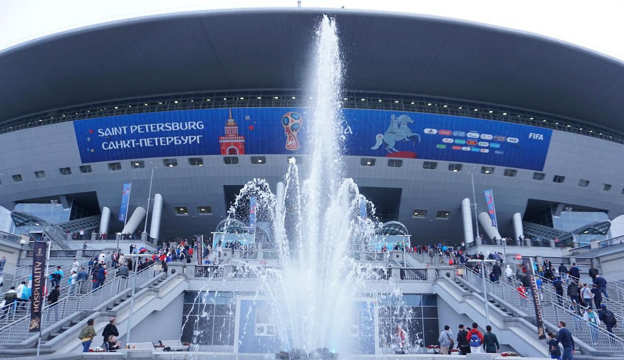 Tidak terlalu jauh saya melangkahkan kaki untuk sampai di Stadion Krestovsky yang juga merupakan kandang dari klub St Petersburg. Air mancur yang terletak di depan stadion menambah indah suasana. (Bola.com/Okie Prabhowo)