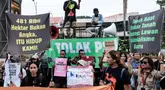 Para pengunjuk rasa menggelar aksi menentang rencana pemerintah untuk melepaskan kawasan hutan di Papua Selatan bagi proyek-proyek strategis nasional di bidang pangan, energi, dan pertahanan di depan Kantor Menteri Agraria dan Tata Ruang/Kepala Badan Pertanahan Nasional (ATR/BPN), Selasa (7/10/2025). (Yasuyoshi CHIBA/AFP)
