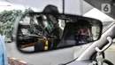 Refleksi kaca spion saat sopir angkutan Jak Lingko All New Purwarupa Mikrotrans menunggu penumpang di Jakarta, Minggu (6/9/2020). Saat ini, layanan All New Purwarupa masih dalam uji coba publik alias gratis selama 6 bulan ke depan dengan rute Tanah Abang-Kota. (merdeka.com/Iqbal S. Nugroho)