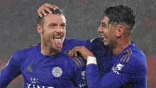Pemain Leicester City Jamie Vardy (kiri) bersama Ayoze Perez merayakan golnya ke gawang Southampton pada laga Liga Inggris di Stadion St Mary, Southampton, Inggris, Jumat (25/10/2019). Leicester City membantai Southampton 9-0. (AP Photo/Alastair Grant)
