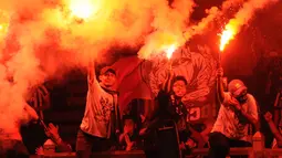 Suporter I Bianconeri terus menyalakan kembang api saat merayakan kemenangan Juventus atas ISL All Stars 8-1 di Stadion GBK, Jakarta, (6/8/2014). (Liputan6.com/Helmi Fithriansyah)