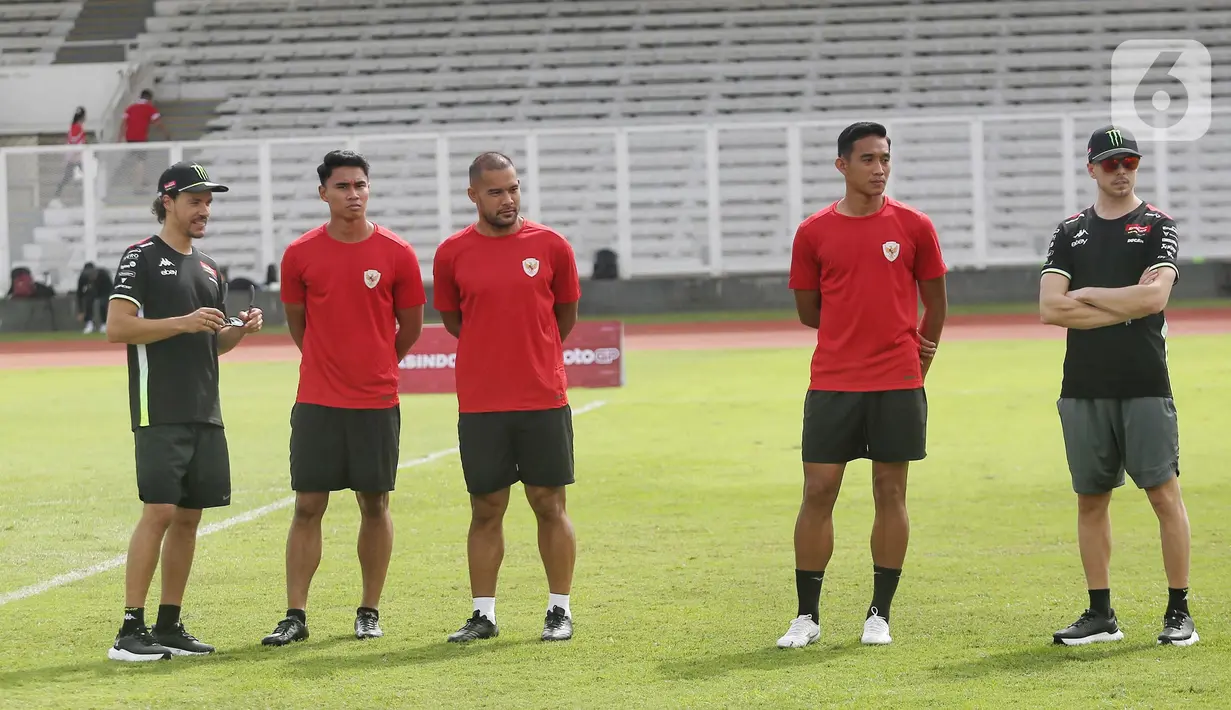 Kedua pembalap juga berbincang dengan akrab bersama Rizky Ridho dan Ferrari, serta penjaga gawang Andritany Adhiyasa. (Liputan6.com/Angga Yuniar)