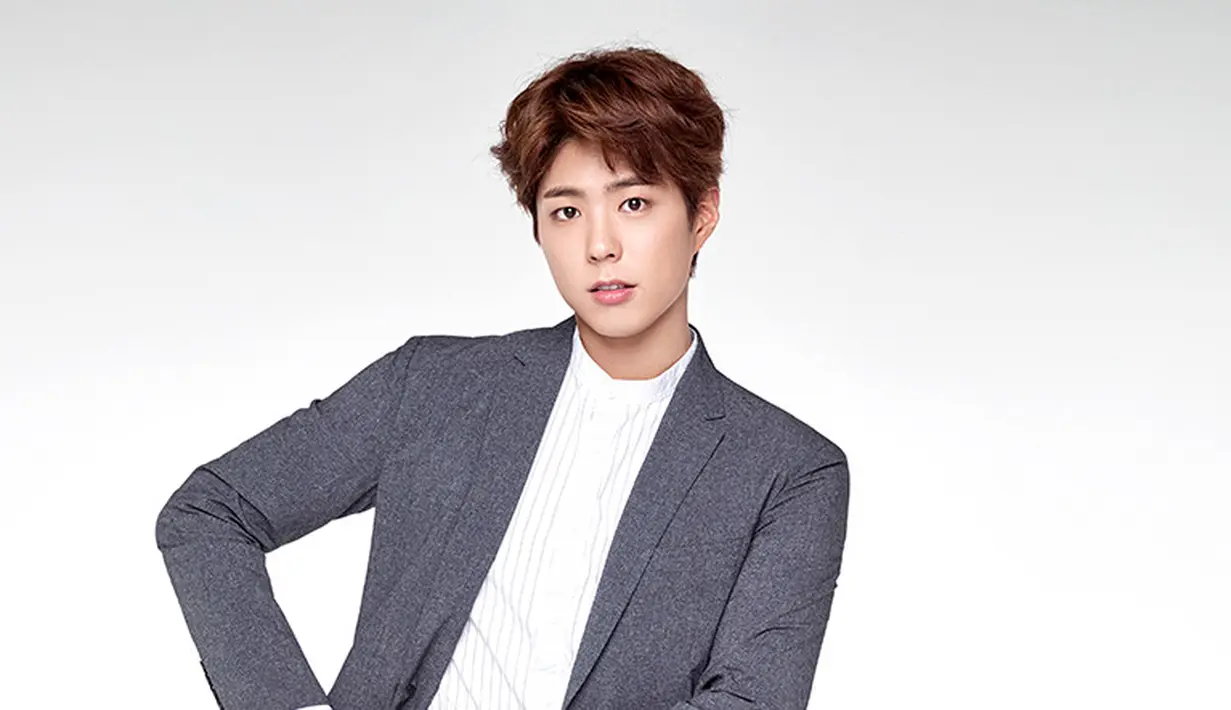 Pada sebuah komunitas online, mereka menunggah beberapa tulisan tangan aktor kelahiran 16 Juni 1993 itu. Tulisan cowok berwajah tampan itu benar-benar bagus dan rapi. (Foto: Soompi.com)