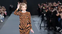 Aktris legendaris, Jane Fonda menunjukkan salam damai (dua jari) saat menjadi model fashion show untuk L'Oreal di Paris Fashion Week, Minggu (1/10). Jane Fonda tampil memukau  hingga tak ada yang menyangka bahwa usianya 79 tahun (AP Photo/Kamil Zihnioglu)