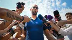 Andrew Tate berbicara kepada media setelah dibebaskan dari tahanan rumah dan ditempatkan di bawah tindakan kontrol yudisial di pinggiran Bukares, Rumania, Jumat (4/8/2023). Influencer kontroversial yang didakwa di Rumania dengan pemerkosaan, perdagangan manusia, dan membentuk geng kriminal untuk mengeksploitasi wanita secara seksual itu telah memenangkan permohonan untuk dibebaskan dari tahanan rumah, menurut juru bicaranya. (AP Photo/Alexandru Dobre)