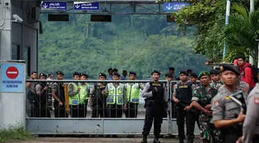 Sejumlah petugas kepolisian berjaga di pintu gerbang pelabuhan di Nusakambangan, Cilacap, Jawa Tengah, (4/3/2015). Dua terpidana mati penyelundup narkoba asal Australia sedang dipindahkan untuk menjalani eksekusi.  (Reuters/Darren Whiteside)