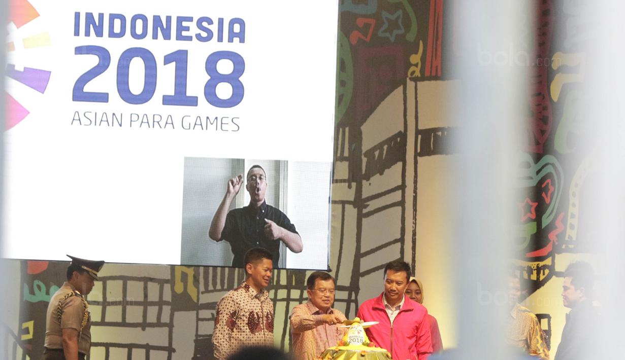 Wapres RI, Jusuf Kalla, memotong tumpeng saat acara peresmian hitung mundur Asian Para Games 2018 di Kemayoran, Jumat (6/10/2017). Asian Para Games 2018 akan digelar mulai 8 hingga 13 Oktober di Jakarta-Palembang. (Bola.com/M Iqbal Ichsan)