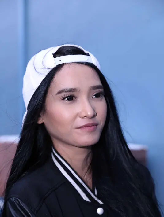 Dibalik wajah Adilla yang berkesan feminim, namun Adilla adalah sesosok gadis yang tomboy dan menyukai gaya ala rapper. (Nurwahyunan/Bintang.com)