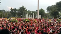 Simpatisan Ahok Ramaikan Balai Kota Nyanyikan Indonesia Raya. (Liputan6.com/Nanda Perdana Putra)