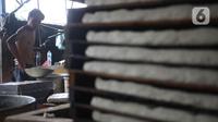 Pekerja menyelesaikan pembuatan tahu di Pabrik Tahu kawasan Duren Tiga, Jakarta, Selasa (15/2/2022). Penyebab kenaikan tersebut lantaran terjadinya gangguan suplai kedelai dunia. (Liputan6.com/Herman Zakharia)
