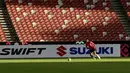 Pemain Singapura saat latihan jelang laga Piala AFF 2018 di Stadion Nasional, Singapura, Kamis (8/11). Singapura akan melawan Timnas Indonesia. (Bola.com/M. Iqbal Ichsan)