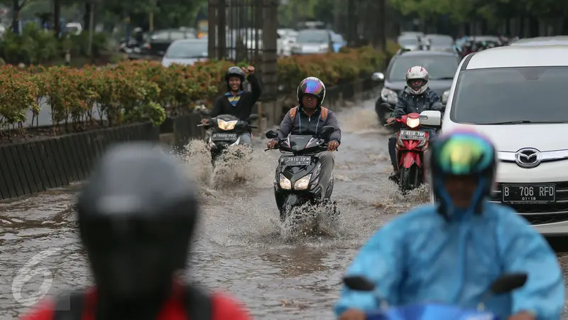 20151124-Awas, Jalur Lambat Rasuna Said Tergenang Air Akibat Hujan Lebat-Jakarta