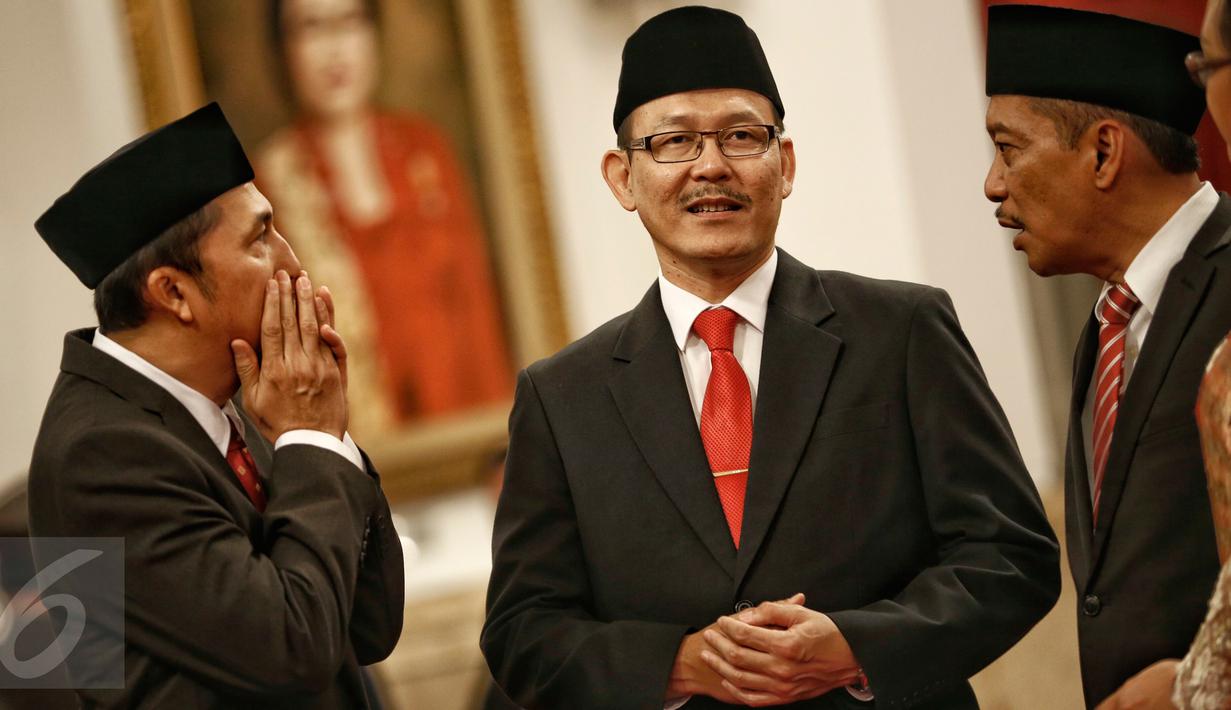 Direktur Utama BPJS Kesehatan Fachmi Idris (tengah) pada acara pelantikan dewan pengawas dan direksi BPJS Kesehatan serta Ketenagakerjaan periode 2016-2021 di Istana Negara, Jakarta, Selasa (23/2). (Liputan6.com/Faizal Fanani)