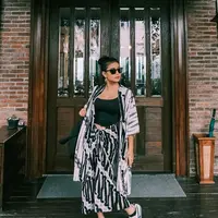 Tampil etnik dengan batik hitam putih yang nyentrik (Foto: Instagram @awkarin)