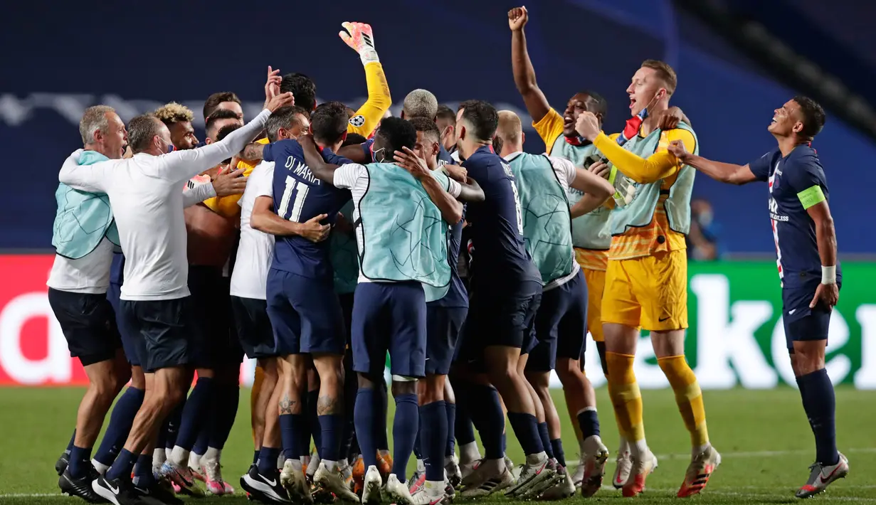 Para pemain Paris Saint-Germain (PSG) merayakan kemenangan atas RB Leipzig di akhir pertandingan semifinal Liga Champions di Estadio da Luz, Lisbon, Selasa (18/8/2020). PSG melaju ke final Liga Champions setelah mengalahkan Leipzig tiga gol tanpa balas. (AP Photo/Manu Fernandez)