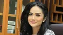 Krisdayanti beberapa kali mengunggah foto saat memakai batik di akun Instagramnya. Meski dengan makeup dan tatanan rambut sederhana, penampilan Krisdayanti kerap banjir pujian dari netizen. (Liputan6.com/IG/@krisdayantilemos)