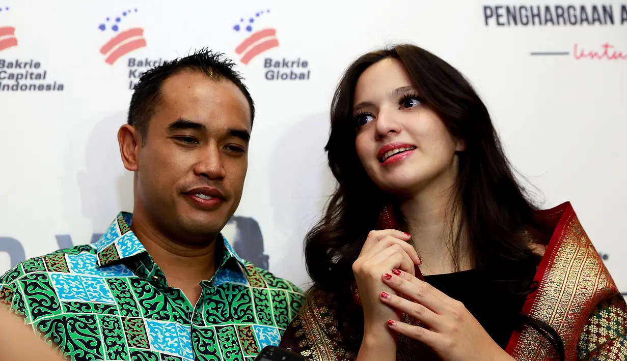 'Aku sih gak ngidam yang aneh-aneh cuman kata suami, aku jadi genit karna selalu berkaca melihat perutku yang semakin buncit' ujar nia.  (Wimbarsana Kewas/Bintang.com)