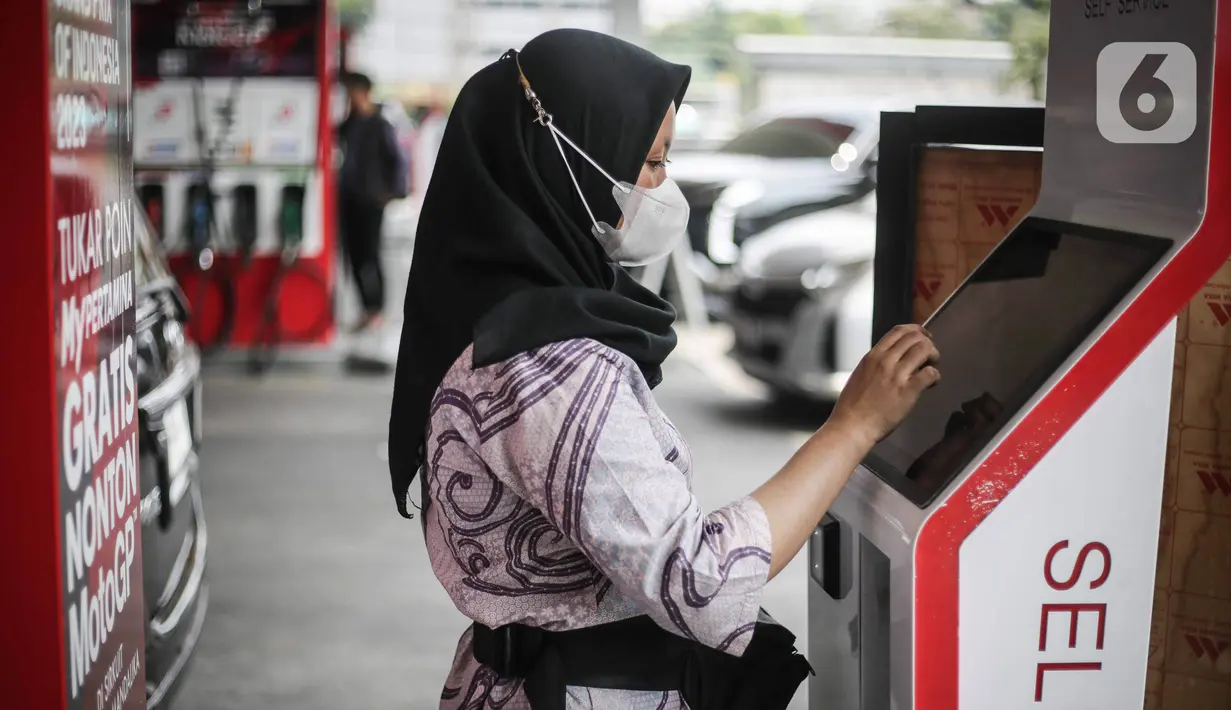 Hal tersebut sebagai bagian dalam peringatan Hari Batik Nasional. (Liputan6.com/Faizal Fanani)