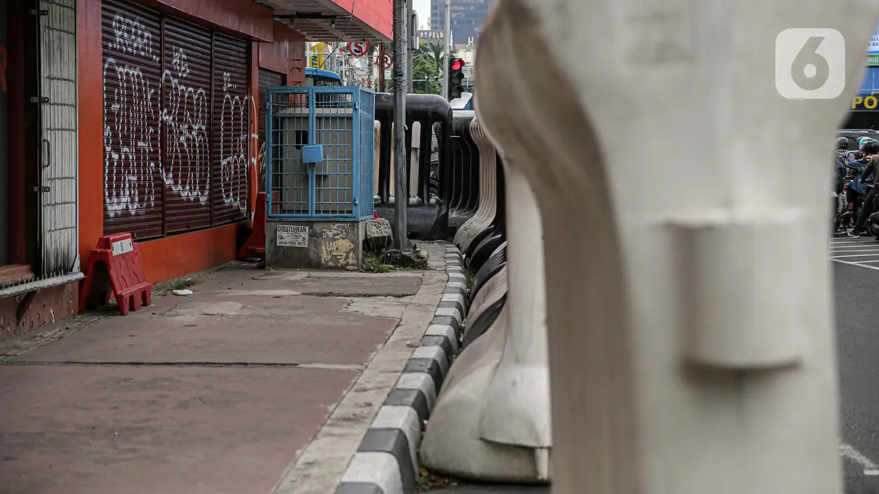 Barrier Sulitkan Pejalan Kaki Melintasi Trotoar di Kawasan Harmoni