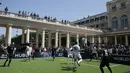 Suasana pertandingan persahabatan yang diadakan oleh produsen jam Hublot di Jardin du Palais Royal, Paris, jelang Piala Eropa 2016, (9/6/2016). (AFP/Patrick Kovarik)