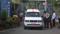 Mobil ambulan mengevakuasi jenasah korban di dalam Lapas Lowokwaru Malang