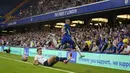 Pemain Chelsea Hakim Ziyech (atas) ditekel oleh pemain Tottenham Sergio Reguilon pada pertandingan persahabatan di Stadion Stamford Bridge, London, Inggris, Rabu (4/8/2021). Pertandingan berakhir imbang 2-2. (AP Photo/Matt Dunham)