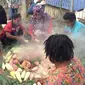 Muslim Papua melakukan ritual Bakar Batu sebagai ajang silaturahmi sebelum memasuki Ramadan.