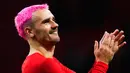 Pemain Atletico Madrid Antoine Griezmann bertepuk tangan usai melawan Barcelona pada pertandingan sepak bola La Liga Spanyol di Stadion Civitas Metropolitano, Madrid, Spanyol, 8 Januari 2023. Antoine Griezmann tampil dengan gaya rambut baru berwarna pink bersama Atletico Madrid. (AP Photo/Manu Fernandez)