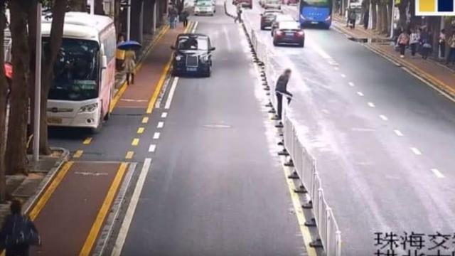 Kasihan, Begini Nasib Pemuda Saat Hendak Menaiki Pembatas Jalan