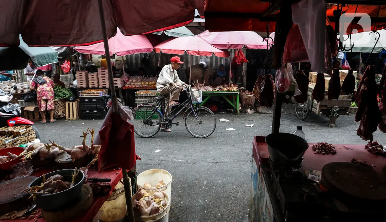 Pesepeda melintas di antara lapak pedagang kebutuhan pokok di Pasar Tradisional Kebayoran, Jakarta Selatan, Senin, (5/9/2022). Pembeli mengeluhkan harga-harga bahan pangan yang mulai naik hari ini, atau 2 hari setelah Presiden Joko Widodo (Jokowi) mengumumkan kenaikan harga bahan bakar minyak (BBM) jenis pertalite, solar, dan pertamax. (Liputan6.com/Johan Tallo)