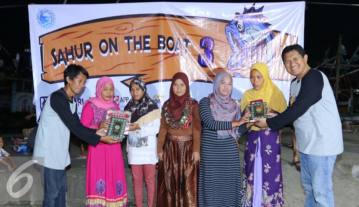 Ketua Pelakasana Sahur On The Boat 3 Angga B Nugraha bersama Pembina Jurnalis Joran Indonesia (Jojoners) Pratama D Persadha paket Ramadhan  kepada warga pesisir Pelabuhan Karangantu, Serang, Banten, Sabtu (11/6). (Dok/Jojoners)
