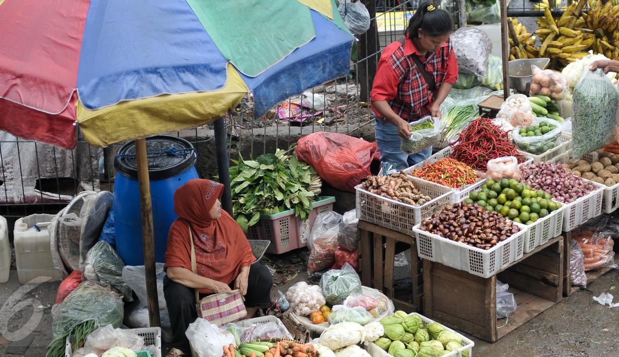 Pedagang sayur-mayur menunggu pembeli di Pasar Minggu, Jakarta, Senin (10/10). Gubernur DKI, Basuki Tjahaja Purnama (Ahok) meminta PD Pasar Jaya mengambil alih seluruh pengelolaan pasar di Ibukota dari pihak ketiga. (Liputan6.com/Yoppy Renato)