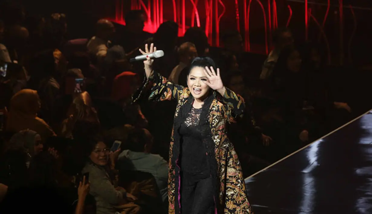 Panggung megah konser September Ceria itu berlangsung di Balai Sarbini, kawasan Semanggi, Jakarta Selatan, Jumat (8/9). Kala itu ia mengajak penonton untuk turut ceria bersamanya di konser itu. (Nurwahyunan/Bintang.com)