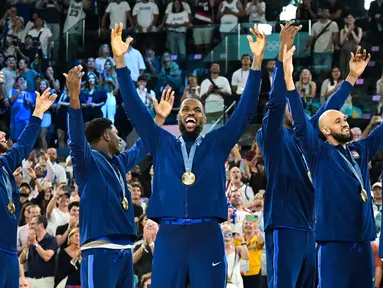 LeBron James dan sejumlah pebasket Amerika Serikat melakukan selebrasi setelah berhasil mendapatkan medali emas Olimpiade Paris 2024 setelah mengalahkan Prancis dengan skor 98-87 pada pertandingan final yang berlangsung di Bercy Arena, Paris, Prancis, Minggu (11/08/2024) dini hari WIB. (AFP/Damien Meyer)