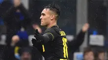 Striker Inter Milan, Lautaro Martinez, merayakan gol yang dicetaknya ke gawang SPAL pada laga Serie A Italia di Stadion San Siro, Millan, Minggu (1/12). Inter menang 2-1 atas SPAL. (AFP/Miguel Medina)