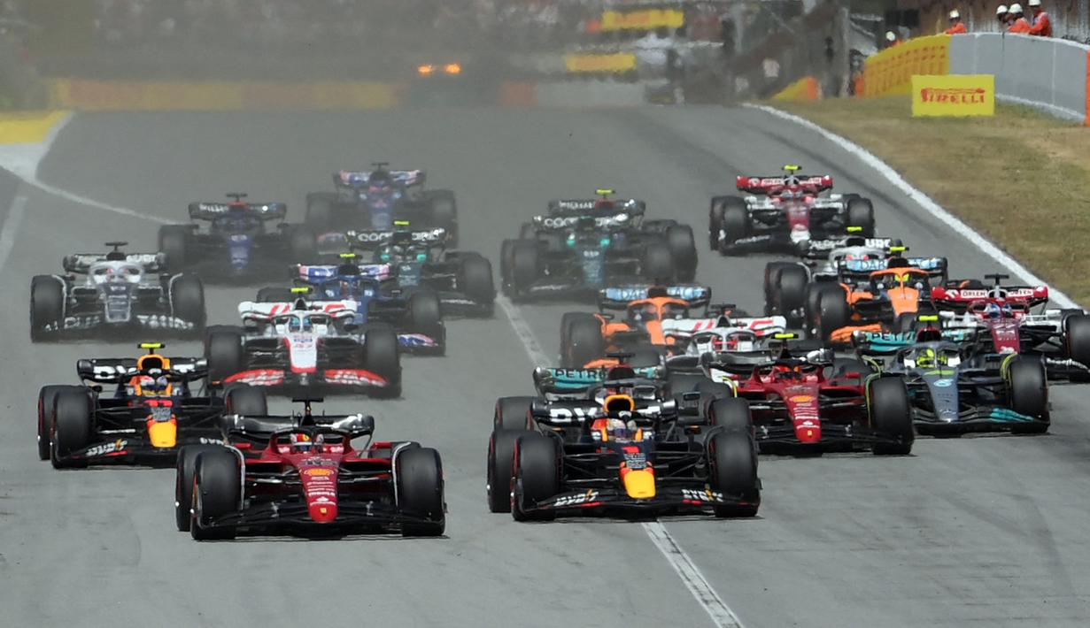 Temperatur meningkat drastis saat balapan. Selain itu, angin juga bertiup kencang di tikungan 4 yang menyebabkan Carlos Sainz dan Max Verstappen keluar jalur sehingga posisinya menurun. Hal itu membuat Leclerc memimpin dengan nyaman sebelum mesin Leclerc menyerah pada Lap 27.(AFP/Lluis Gene)