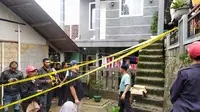 Satu keluarga meninggal dunia setelah rumahnya tertimpa longsor. (Liputan6.com/Achmad Sudarno)