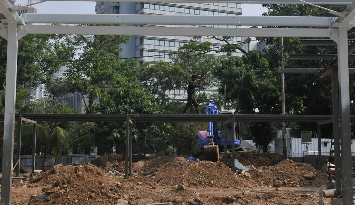 Pekerja mengerjakan kerangka bangunan proyek IRTI Monas, Jakarta, (30/8/14). (Liputan6.com/Johan Tallo)