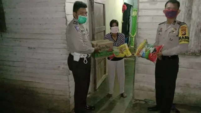 IRT yang mencuri sawit di lahan PTPN V untuk membeli beras bagi tiga anaknya mendapat bantuan dari polisi.