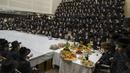 Umat Yahudi ultra-ortodoks dari dinasti Sadigura Hasidic merayakan Hari Raya Tu Bishvat atau Tahun Baru Pohon di Bnei Brak, Israel, 16 Januari 2022. Pada perayaan ini mereka duduk bersama para rabi di sekitar meja panjang dengan hidangan aneka jenis buah-buahan. (AP Photo/Ariel Schalit)