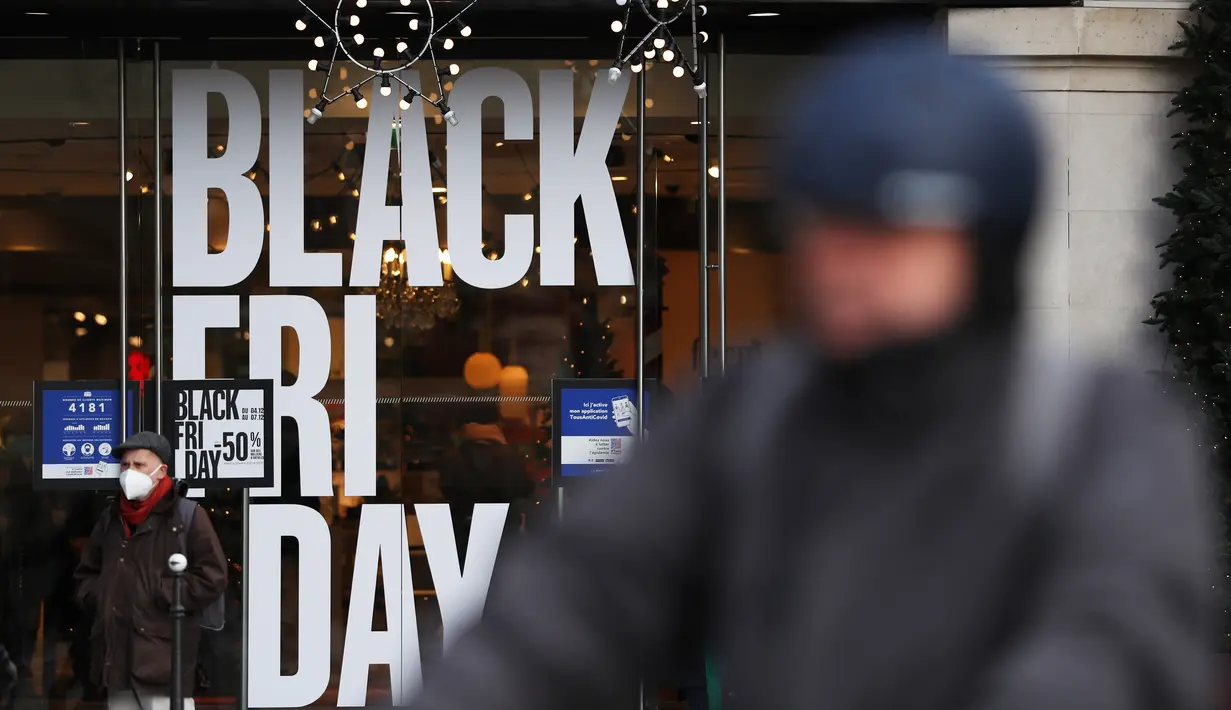 Sejumlah orang berjalan melewati poster "Black Friday" di Paris, Prancis, pada 4 Desember 2020. Sempat ditunda selama sepekan akibat karantina wilayah (lockdown) nasional, pesta belanja tahunan "Black Friday" di Prancis akhirnya dimulai pada Jumat (4/12). (Xinhua/Gao Jing)