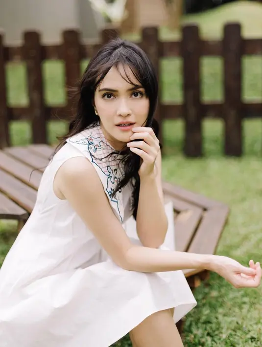 Tampil dengan busana bernuansa putih cerah, sosoknya pun tampil makin bersinar. Memiliki gaya rambut berponi membuatnya tampil lebih muda dari biasanya seperti anak ABG. Banyak netizen pun ingin tampil awet muda seperti dirinya. (Liputan6.com/IG/@shandyaulia)
