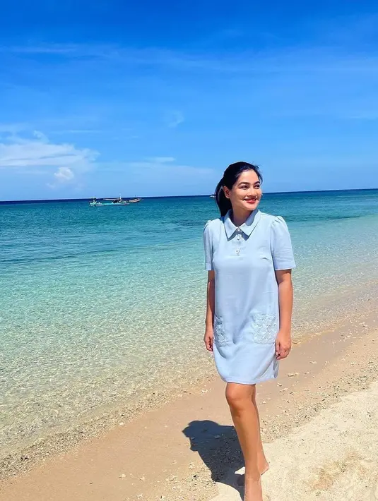 Seperti potret ini, Titi tampil menawan dengan polo shirt dress warna biru muda. [Foto: IG/titi_kamall].