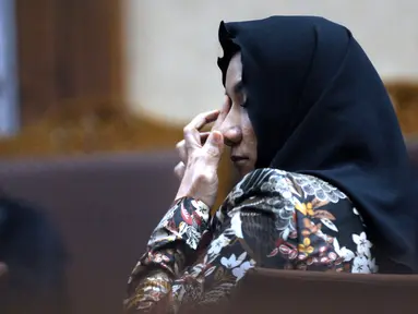 Bupati nonaktif Kutai Kartanegara, Rita Widyasari saat sidang tuntutan di Pengadilan Tipikor, Jakarta, Senin (25/6). Rita dituntut hukuman 15 tahun penjara atas kasus gratifikasi dan suap pemilik PT Sawit Golden Prima. (Liputan6.com/Helmi Fithriansyah)