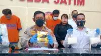 Polda Jatim menangkap 2 pelaku narkoba. (Dian Kurniawan/Liputan6.com)