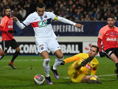 Pemain PSG, Kylian Mbappe (tengah kiri) berusaha melewati kiper Revel, Cyril Garcia pada laga Piala Prancis 2023/2024 di Pierre-Fabre stadium, Castres, Prancis, Senin (08/01/2024) dini hari WIB. (AFP/Valentine Chapuis)