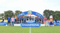 Momen penyerahan hadiah di podium kepada SDN Pacarkeling V/186 B yang berhasil menjuarai KU 12 MilkLife Soccer Challenge Surabaya Seri 2 2025-2026. (dok. MilkLife Soccer Challenge)