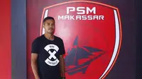 Pemain PSM Makassar, Hasim Kipuw. (Bola.com/Abdi Satria)